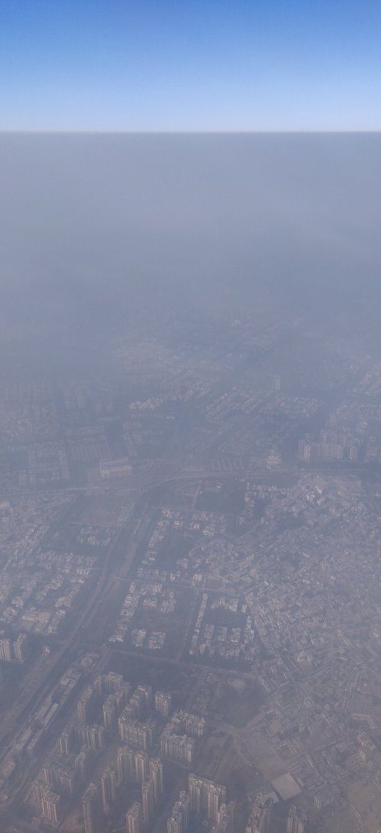 Landing in Delhi has never been so disappointing. I feel sad seeing the smog over Delhi sky. Let's keep our sky clean #Delhiites #Delhi #Dec2022. @zeenat_daar93 <a href="/MeenakshITV/">Meenakshi Singh🇮🇳</a> <a href="/ErikSolheim/">Erik Solheim</a> <a href="/SrinagarGirl/">SrinagarGirl</a>
