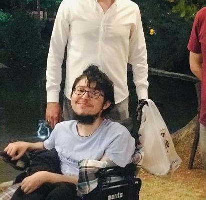 Bu hesabı kullanan aslan gardaşım rahmeti Rahmana kavuştu. Allah rızası için El Fatiha..

Çoğu insanın cesaret edemediği, korktuğu konularda hiç korkmadan hakkı savundu. O bizim için aslan gibi yüreği olan imanına şahitlik ettiğimiz gardaşımızdı. 😔