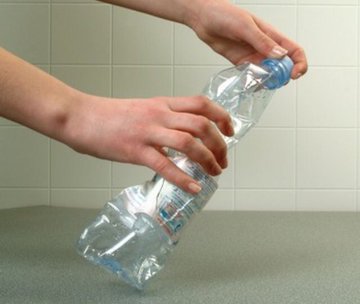 Il convient de ne pas séparer la bouteille de son bouchon. 
Par ailleurs, n’oubliez pas : la bouteille ne s’écrase pas dans la hauteur, mais bien à plat avec son bouchon qui se recycle aussi. 
#SYTRAD #tridesdechets