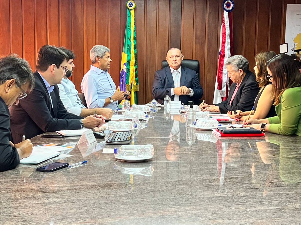 Jeronimoba13's tweet photo. Minha solidariedade à população das mais de 90 cidades baianas que estão sofrendo com as chuvas e inundações. Neste momento, estamos junto com o governador em exercício Adolfo Menezes no gabinete de emergência, trabalhando em ações para que possamos salvar vidas. https://t.co/2x0x5XGtcI