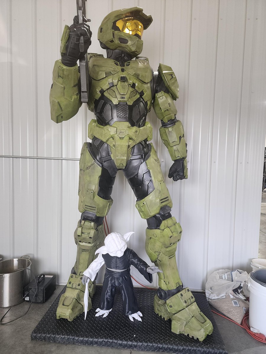 TheGLabTech's tweet photo. A life-size Yoda compared to a life-size Master Chief 😎 https://t.co/98KKISQSvY
