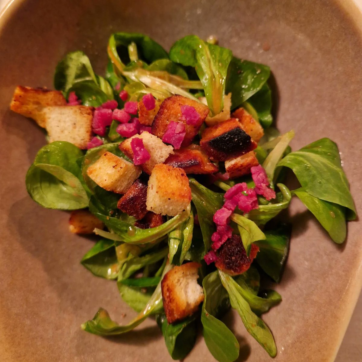 ChemEpi's tweet image. With a nice side of lamb's lettuce, raspberry vinegar dressing, bacon, pretzel croutons @Simon_Hammann #chemistswhocook #cookingwithfamily