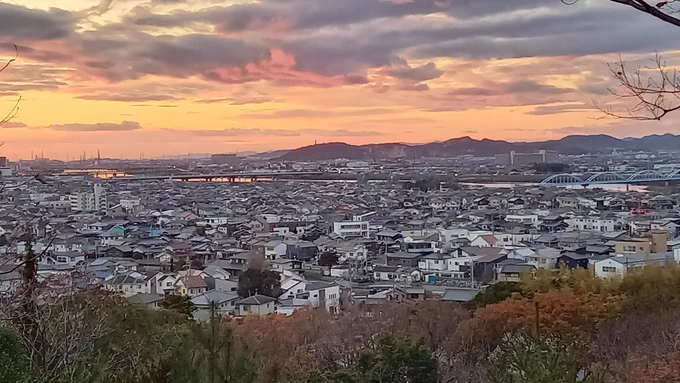 最後に日岡山の山頂に夕焼けを見に行った。今は平和に発展した加古川の街にも戦禍の被害が及んでいたのだった。 