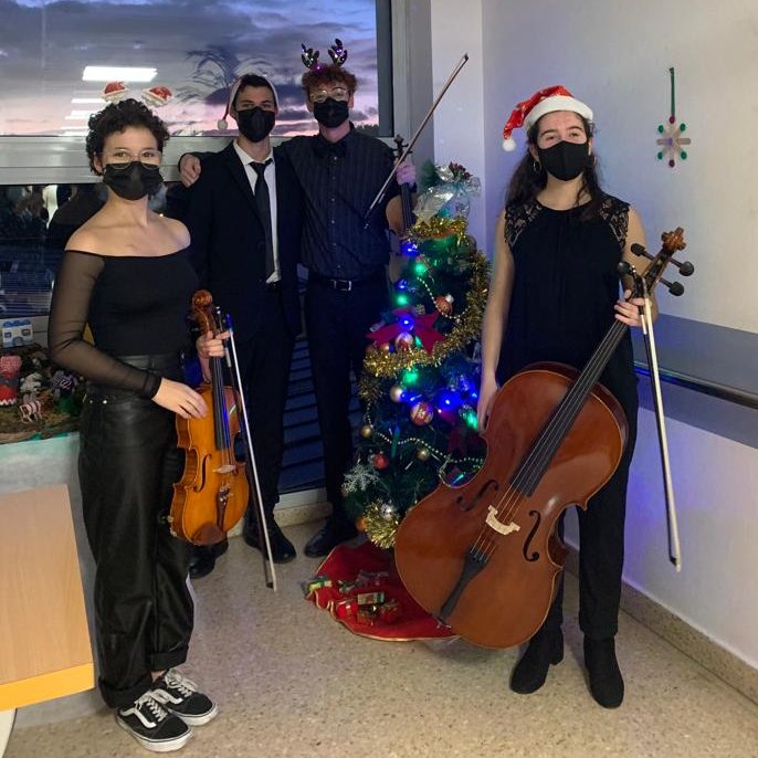astursalud's tweet photo. 🏥🎻🎶 Nel Sánchez (violín), Adriana Da Costa (viola), Luz Covadonga Ramírez (cello) y Álvaro Carvajal del @conseraviles 'Julián Orbón' han llenado de melodías la 6⃣ planta de #Neurología del #HUSA con la colaboración @ictusasturias 
 #música #Navidad #Humanización
📍#Avilés https://t.co/cjluaHFZOW