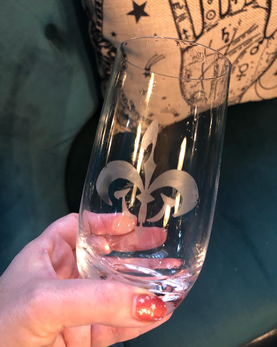 sewverynerdy's tweet photo. In the wind down of 2022, here’s stuff I made this year. Some sewing, some just crafty! Starting with a springy jacket, a Halcyon shirt, a pink droid, and an etched glass for Naboo cocktails! https://t.co/ZqlisnLMPG