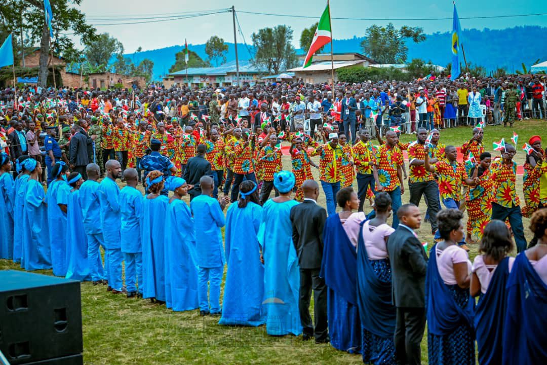 Après la prière d’ouverture de SE <a href="/Burundi1stLady/">Angeline Ndayishimiye Ndayubaha</a>, la première journée de la Prière Nationale d’Action de Grâce a été marquée par une prédication et un message de SE Evariste #Ndayishimiye qui a appelé ses compatriotes à renoncer aux iniquités et à construire un #Burundi prospère
