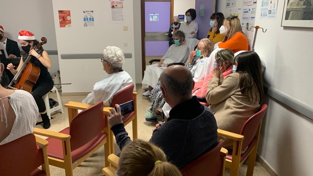 astursalud's tweet photo. 🏥🎻🎶 Nel Sánchez (violín), Adriana Da Costa (viola), Luz Covadonga Ramírez (cello) y Álvaro Carvajal del @conseraviles 'Julián Orbón' han llenado de melodías la 6⃣ planta de #Neurología del #HUSA con la colaboración @ictusasturias 
 #música #Navidad #Humanización
📍#Avilés https://t.co/cjluaHFZOW