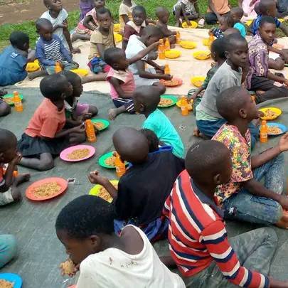 Lütfen kardeşlerim, yapabileceğiniz bir şey varsa lütfen bana mesaj atın veya bana Whatsapp +256779477535 İnşallah bir yetim 1 € kurban sadaka 80 €