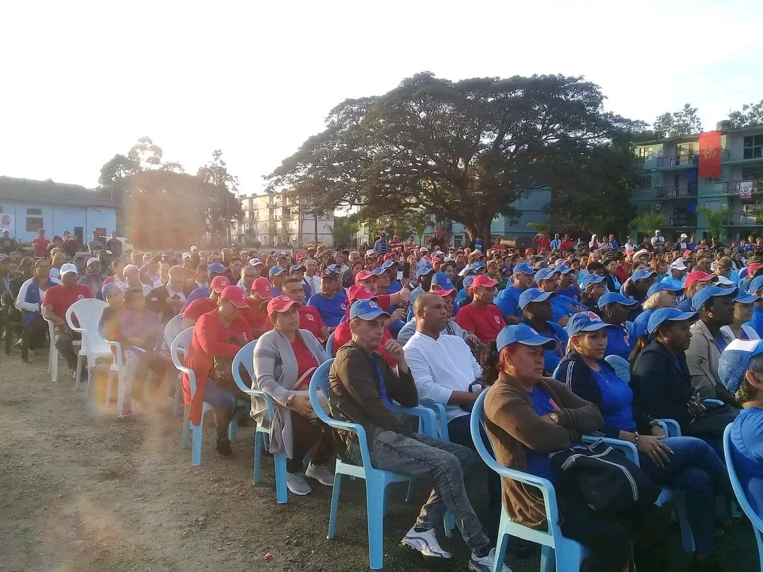 FHHernndez1's tweet photo. Desde la Plaza Rescate de Sanguily, en #Jimaguayú, #Camagüey, celebramos con júbilo el aniversario 64 del triunfo de la Revolución #cubana en una jornada ideológica cargada de patriotismo. Felicitaciones al municipio sede y a los que marchan a la vanguardia para #JuntarYVencer. https://t.co/8S0vr7W8Ei