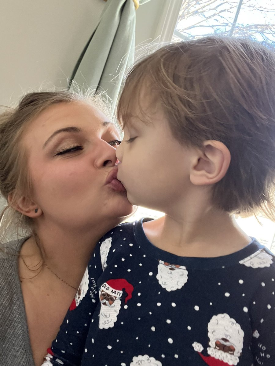 torileelyons's tweet photo. Christmas kisses ♥️ https://t.co/NXrxXRTVzm