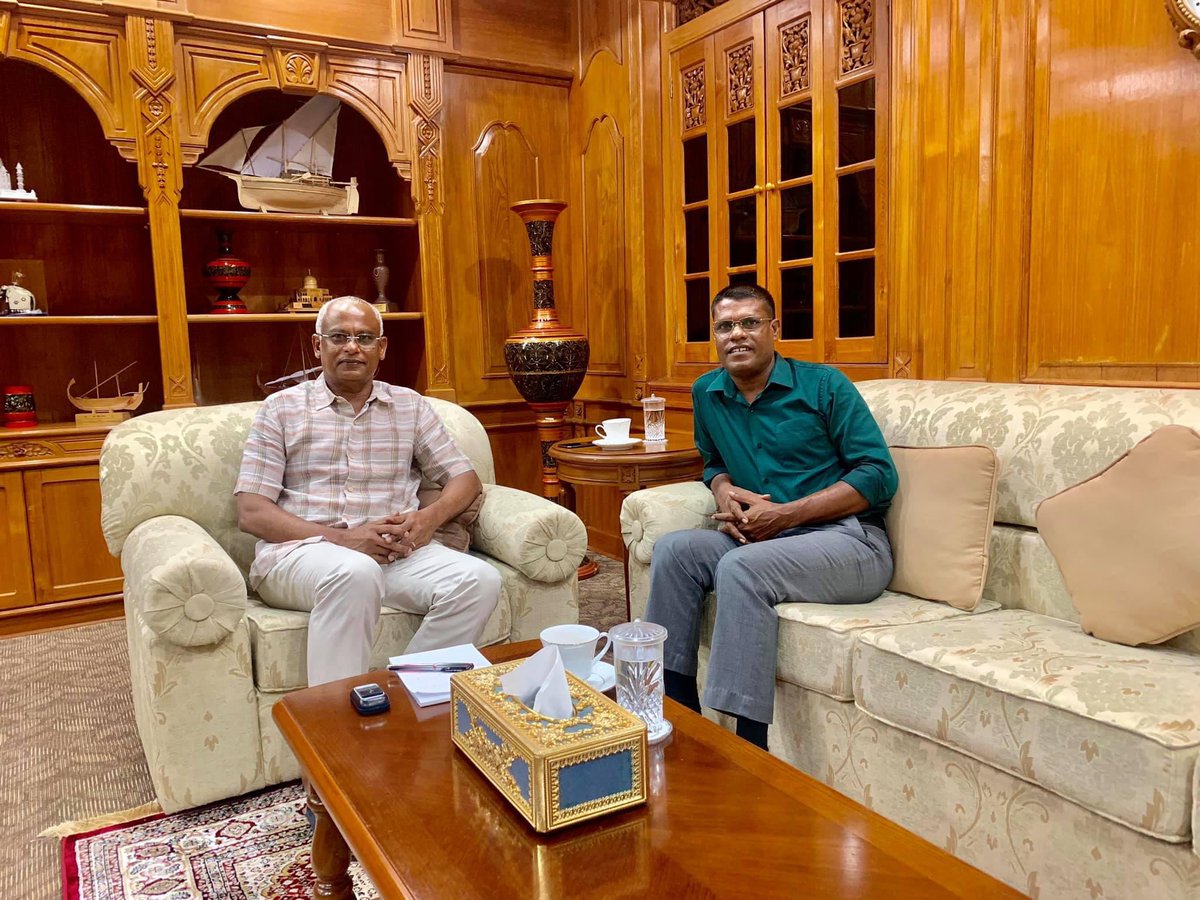 Hassanttay's tweet photo. ދާއިރާގެ  ރަށްތަކުގައި  ރައްޔިތުންގެ  ޚިޔާލާ  މަޝްވަރާގެ  މެދުގައި  މިވަގުތު  ހުރުމުން  އެނގުނު  ކަމަކީ  އެމްޑީޕީގެ  ޕްރައިމަރީއާ  އަންނަ  ރިޔާސީ  އިންތިޚާބުގައި  އަޅުގަނޑު  ގަދަކޮށް  ހުންނަން  ޖެހެނީ  ރައީސް  @ibusolih އިބޫގެ  ފަހަތްޕުޅުގައި  ކަން. https://t.co/YbUFd4l7q2
