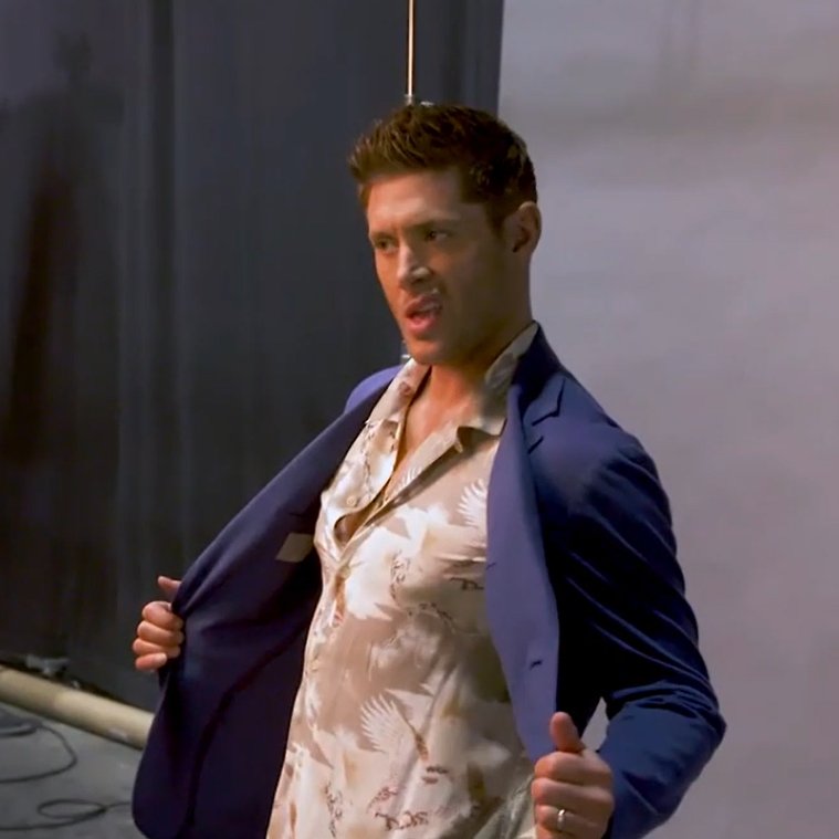 Jensenacklesand 2 0 On Twitter jensen Ackles And Showing Off His Shirt jensen-uncousciously-wipes-his-mouth-with-his-shirt-then-cracks-up-as