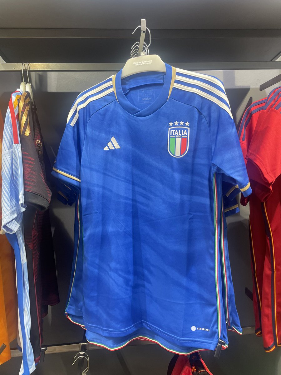 TennisITA_'s tweet photo. Voici en avant première à quoi devrait finalement ressembler notre premier maillot sous adidas. 

Vos avis ? https://t.co/FLOKVanJv7