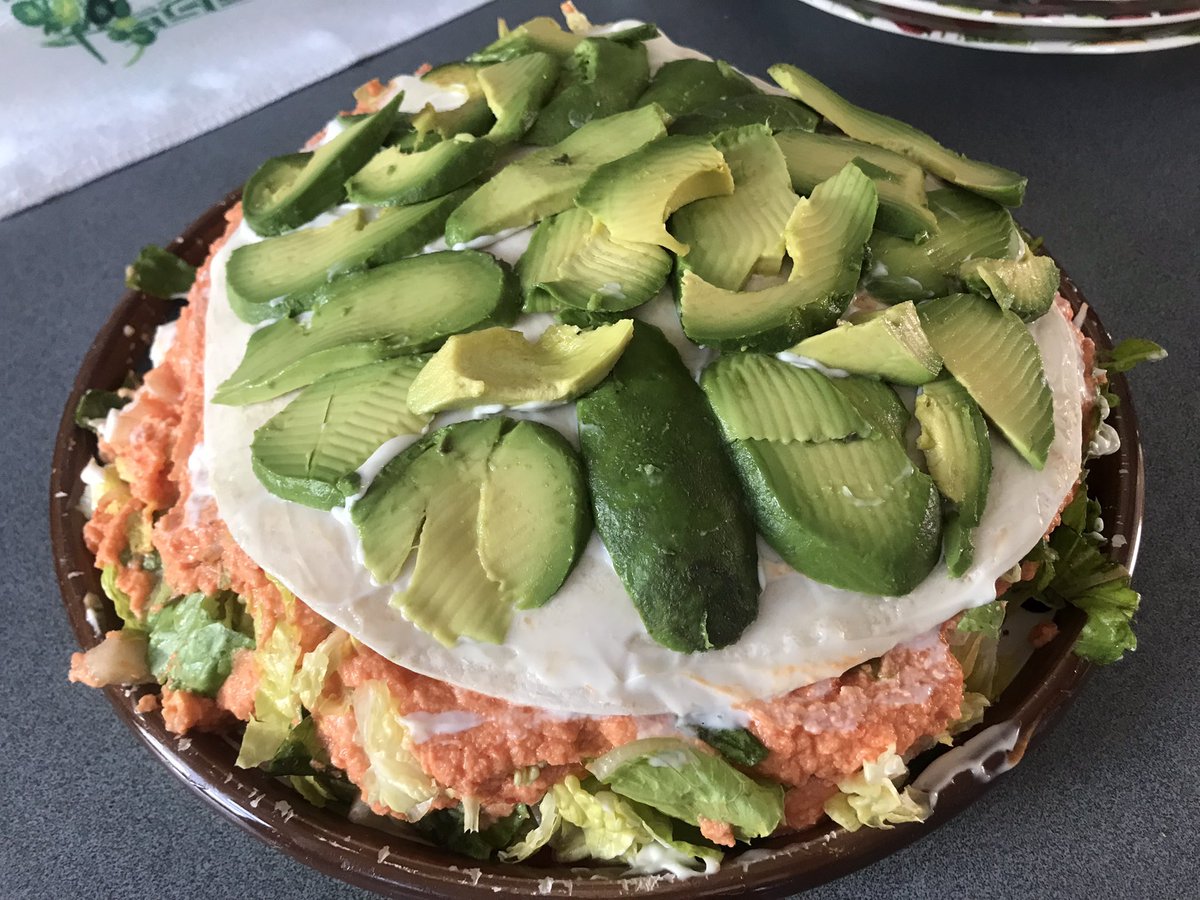 Sandra_Gutiguti's tweet photo. Una torta de verduras y pollo con pimentón, hecha con tortillas mexicanas.
#Almuercito https://t.co/aLTqTNZPdC