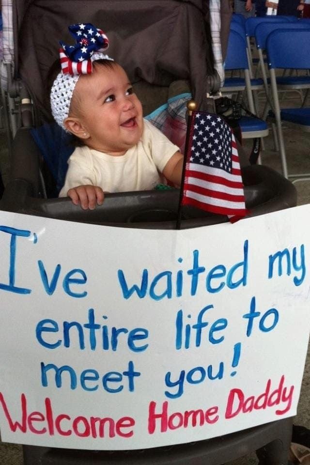 استقبال البعض لذويهم و احبابهم في المطار بعد طول غياب... بعبارات ترحيبة.

الحمد لله ماعندنا هالإستقبالات 😄