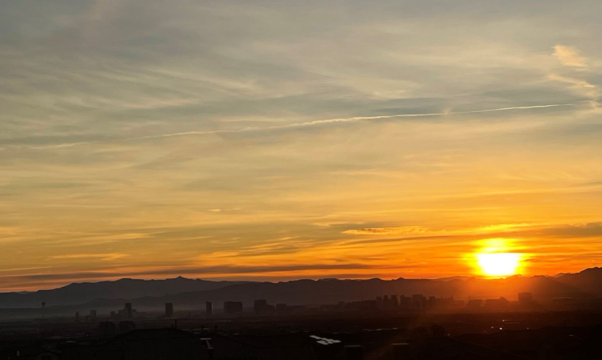Monday morning in Las Vegas! Nice to see the sun shining, with apologies to so much of the country.... maybe. #Vegas #sunrise #vegasweather @KTNV