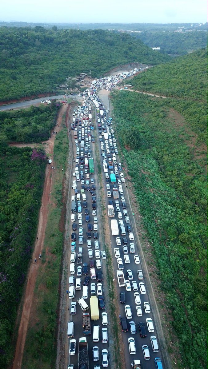 Those calling for expansion of Nairobi - Nakuru highway, here's Kenol-Nyeri. All lanes fully occupied by vehicles heading to Nyeri. Shida siyo upana wa barabara, ni akili na utekelezaji wa sheria.