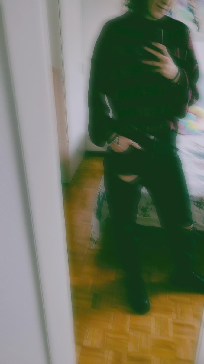 IrisRegaira's tweet photo. No se, me gustaba el outfit https://t.co/6yn28uqy9u