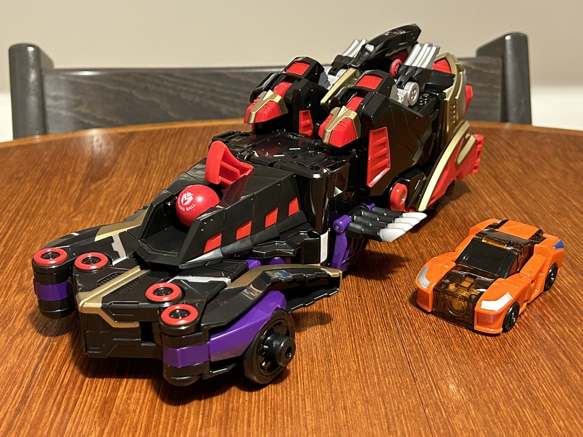 メカードボールのペタンクランツ、禍々しいデザインとガッチリしっかりした遊びやすい手触りでとっても気に入りました。他のロボも摘んでみたくなります。 