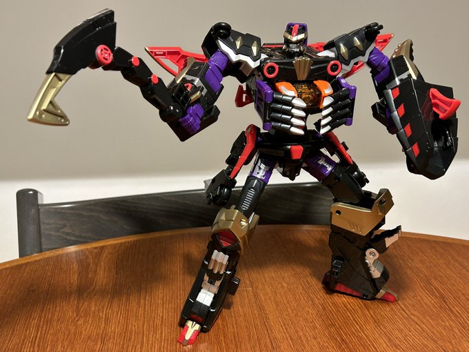 メカードボールのペタンクランツ、禍々しいデザインとガッチリしっかりした遊びやすい手触りでとっても気に入りました。他のロボも摘んでみたくなります。 