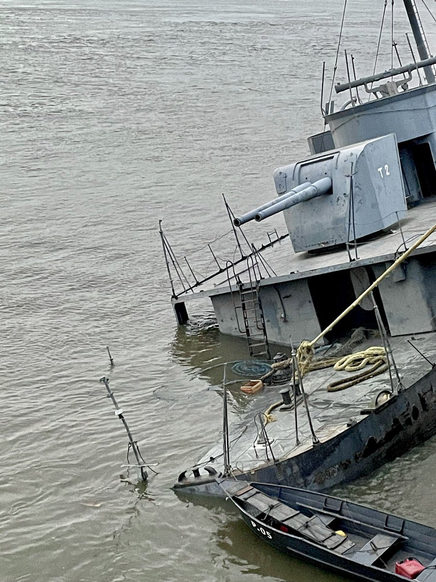 URGENTE! Uno de los buques insignia de la Armada Paraguaya acaba de ser HUNDIDO (en tiempos de paz) por 3 IMPACTOS contundentes: la MEDIOCRIDAD, la DESIDIA, la CORRUPCIÓN.
Somos un circo.

Cañonero Humaitá, héroe del Chaco.
