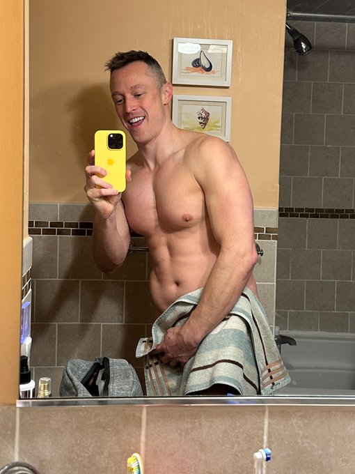 After all these years, still taking slutty bathroom pics in my parents' bathroom. https://t.co/qEVb6