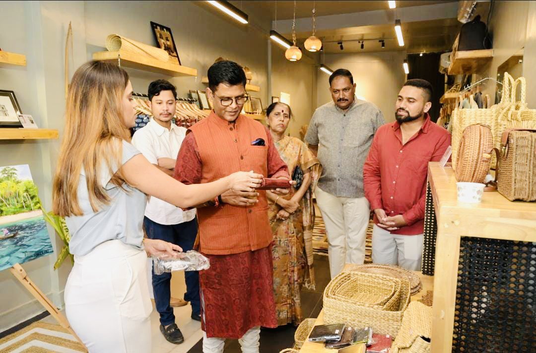 Congratulations <a href="/JADWET/">Ebrahim Jadwet</a> on the opening of your new boutique-Ramolon.
Thanks for your unique initiative to promote local art and culture.
Will definitely become a must visit place for our visiting tourists and islanders.