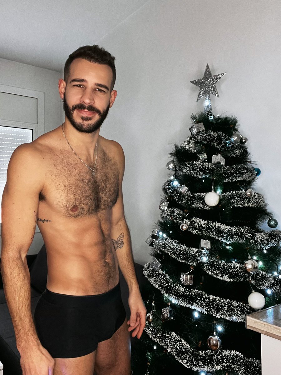 MojoPicon92's tweet photo. La fotito con el Arbolito 🎄 que no falte! 😜 #FelizNavidad https://t.co/dmp8SZAo8o