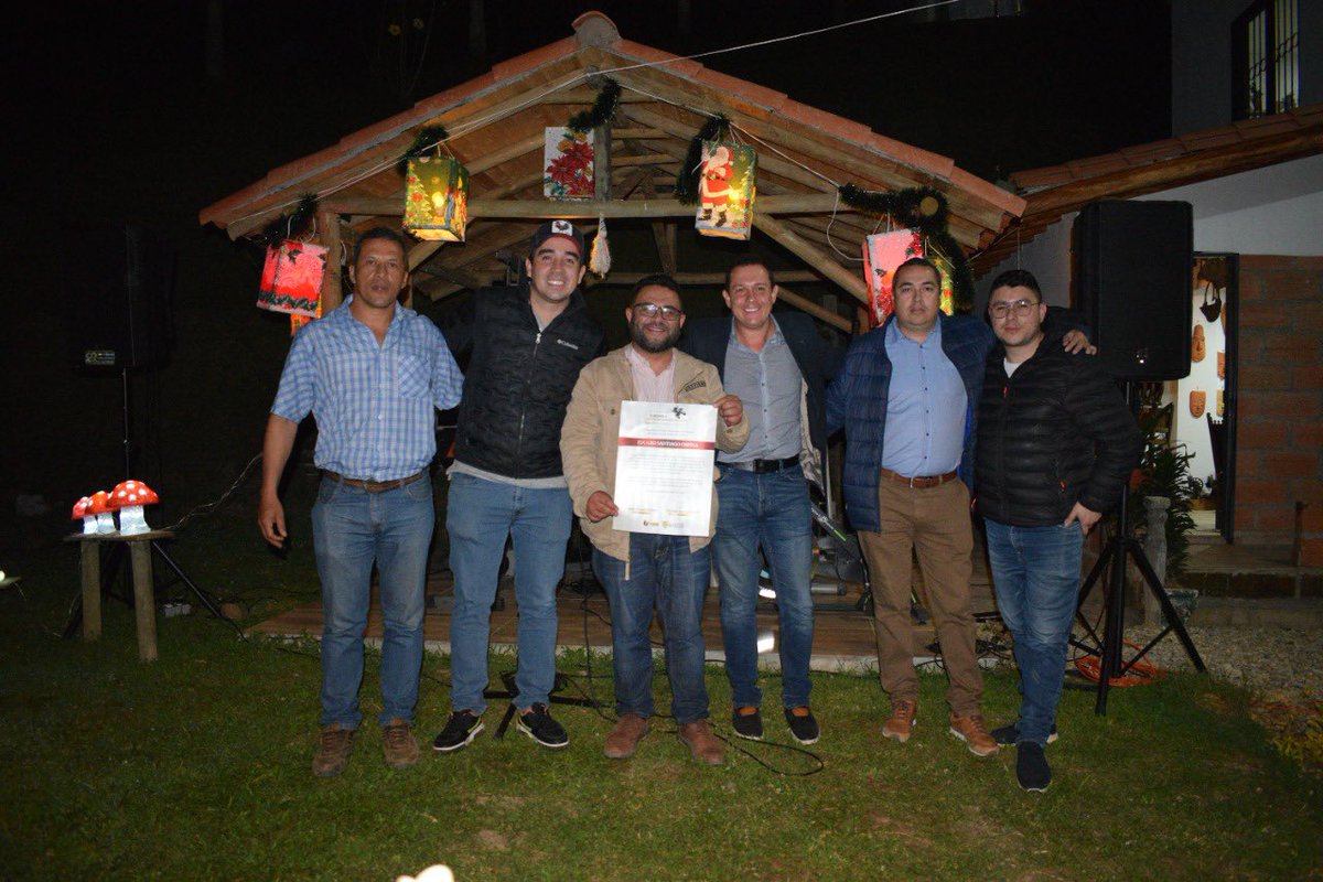 andresrio23's tweet photo. Felicitaciones amigo @OspinaSanti por este año de importantes resultados. 

Un liderazgo que ya no sólo está al servicio de la región, sino tambien de las ciudades intermedias del país. https://t.co/AryuKJwX7f