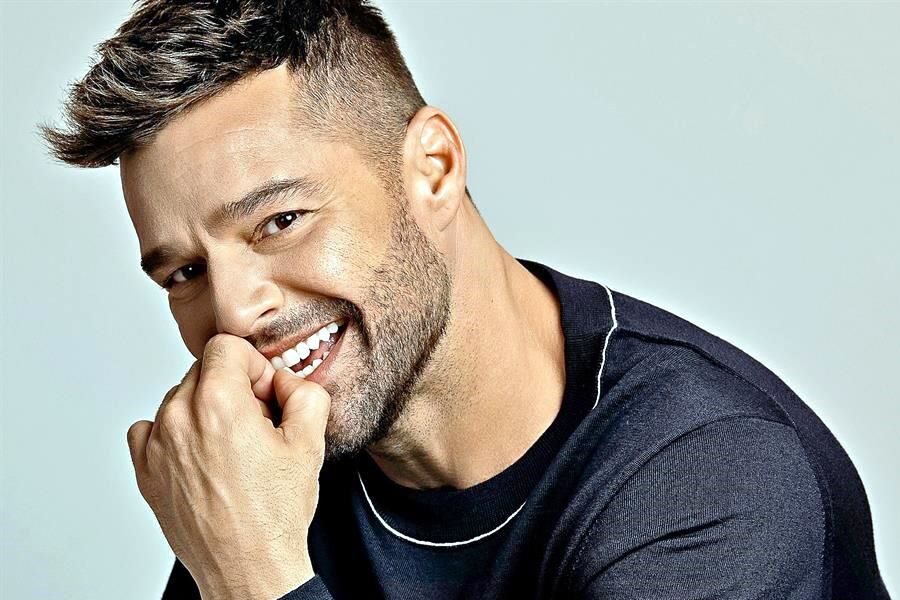 royproductions_'s tweet photo. Ricky Martin celebró su cumpleaños rodeado se garotas 🎂👯‍♀️ https://t.co/gvmkkEria9 https://t.co/N2inCTgvVp