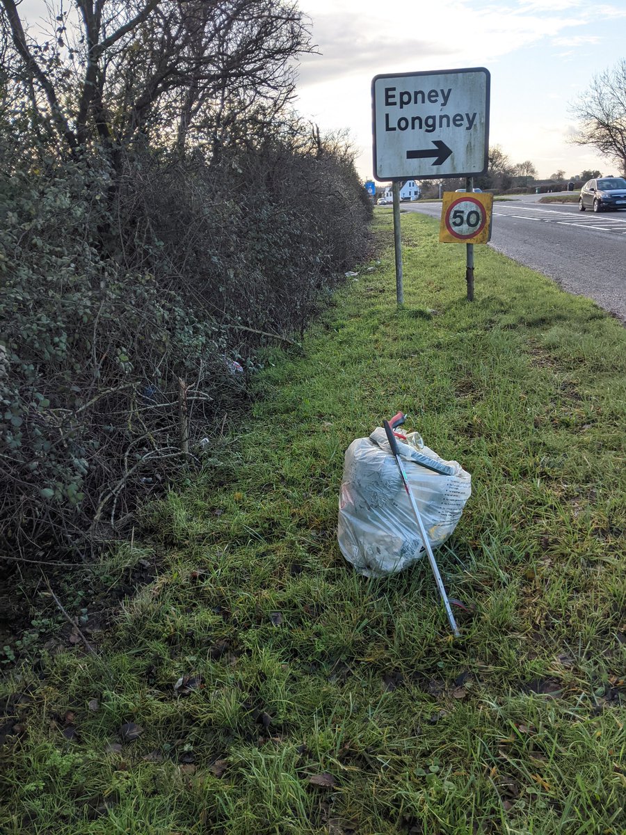 EricTorrington's tweet photo. #BoxingDay2022 #litterpick took in 2 #A38 #Gloucestershire #laybys & carriageway at #MoretonValence. 3 bags worth,~1000 #litter items picked + £10 #litterpicker bonus find. Supporting @TruckersUp @StroudDC @StroudFree @KeepBritainTidy https://t.co/hSqLgGIqya