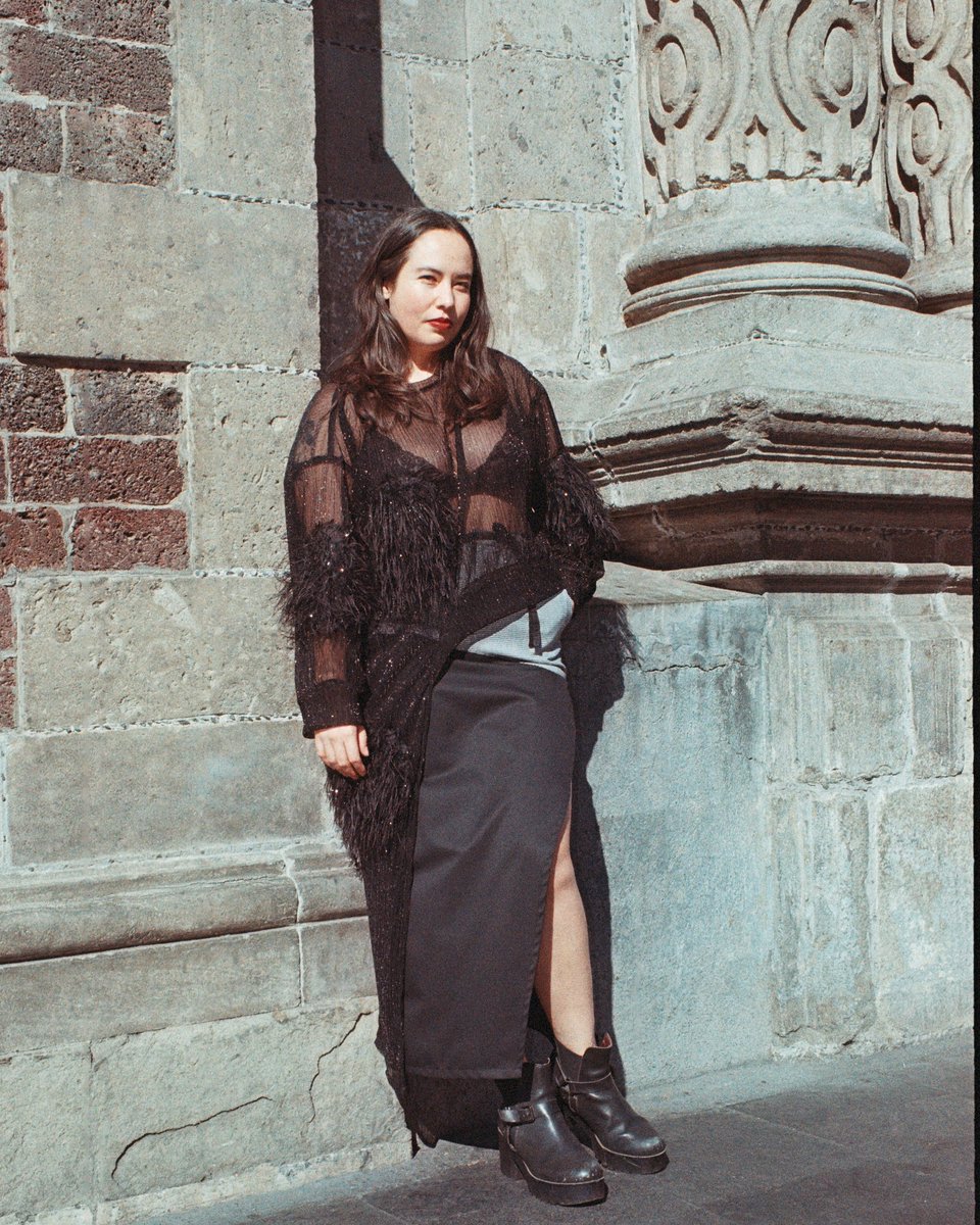xotohechoenmx's tweet photo. #look8 #fw22 #lookbook #womenswear #modamujer #hechoenmexico #madeinmexico 

Frieda Toranzo Jaeger usa blusa de gasa con aplicaciones de textura fluffy circulares, falda asimétrica de gabardina de algodón.

📸 X @doncharlesmx https://t.co/DkMNLbhvZu