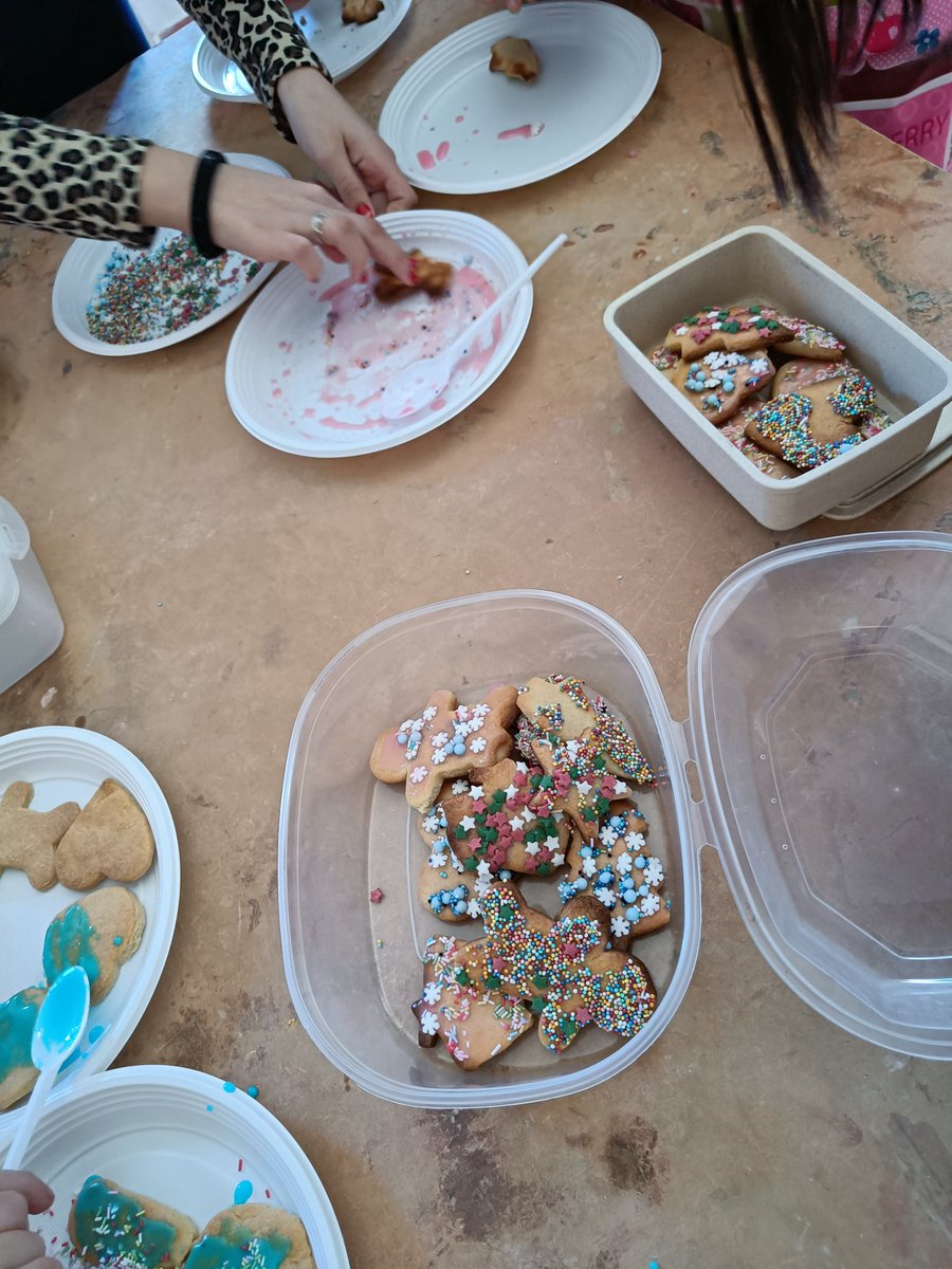 EktorCM's tweet photo. Proyecto "dulce navidad". Entre otras dificultades, media hora antes de empezar aún había debate sobre que receta usar con los niños y hemos encendido un horno con un utensilio de plástico dentro...🫠 "Mi abuela me mata" se ha podido escuchar en la sala... https://t.co/RhRHYxhv0g