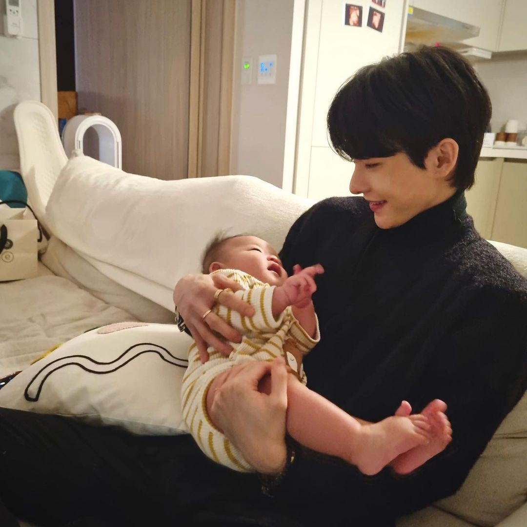 HyunjunHurPeru's tweet photo. [ INSTAGRAM | 251222] Actualización de nuestro querido #hyunjunhur .

" Feliz Navidad ~♡
 🎄🎄🎄🎄🎄
Ser feliz
Con mi adorable sobrino a quien conocí por primera vez ♡" https://t.co/vt3qEuq2nd