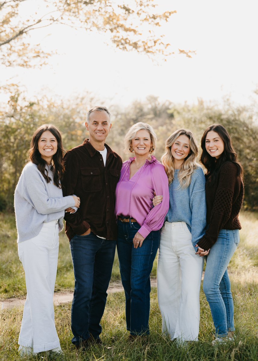 gofamm's tweet photo. Merry Christmas from the Phillips family &amp; FAMM 🎄🎁 We hope you enjoyed your time celebrating the birth of Jesus with family and friends. We are thankful for each of you. https://t.co/5xKm8OoOs0