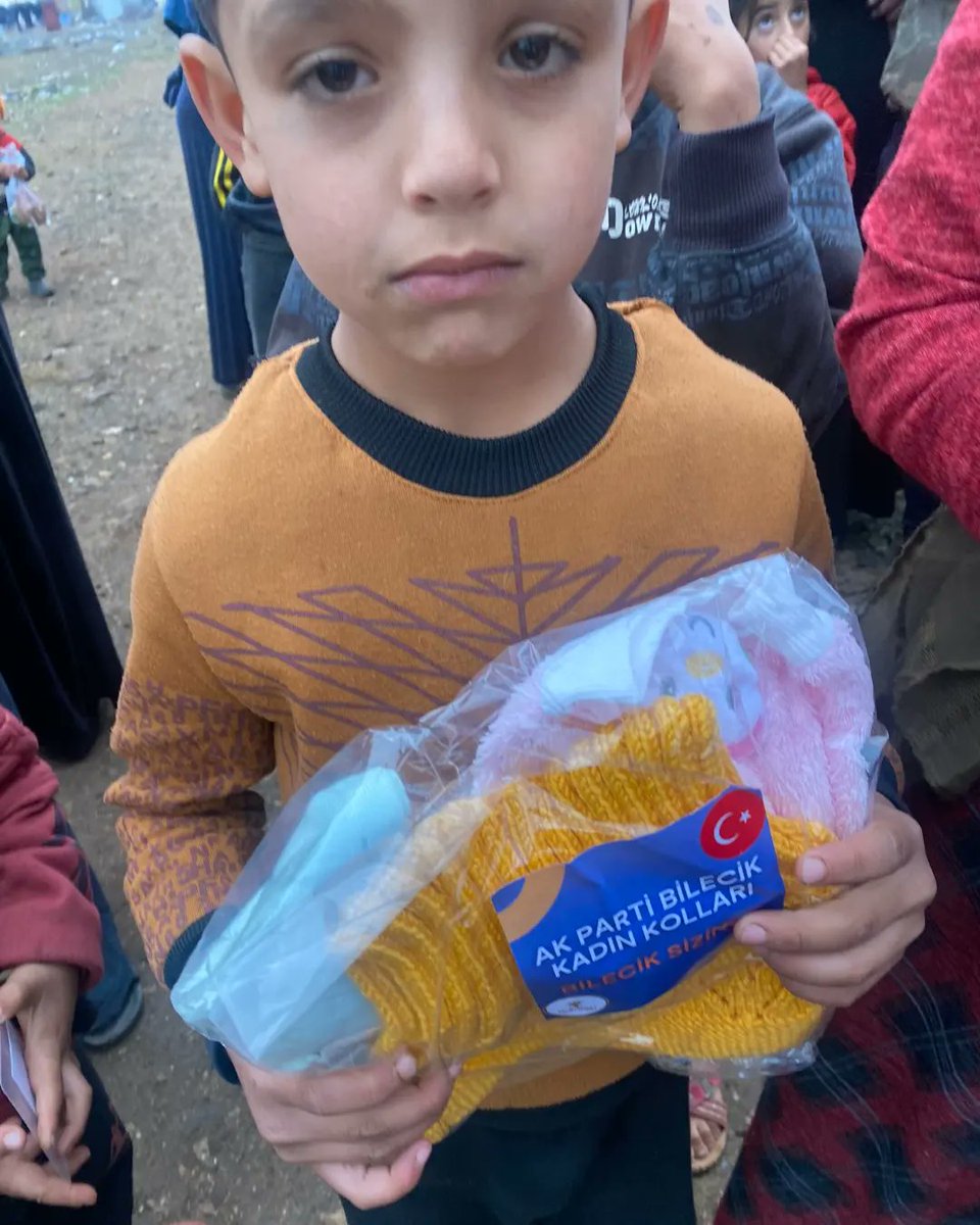AK Parti Bilecik Kadın Kolları teşkilatımızla Bir Paket Mutluluk Derneği'nin ve <a href="/dorakubrayildiz/">The Y I L D I Z 🇹🇷</a> Başkanımızın vesilesiyle ulaştırdığımız, AK Kadınlarımız mazlum çocuklarımıza el örgüsü yelek, hırka, bere ,atkı ve çorap gönderdiler.
Rabbim hayrınızı kabul eylesin
İyi ki Varsınız🇹🇷