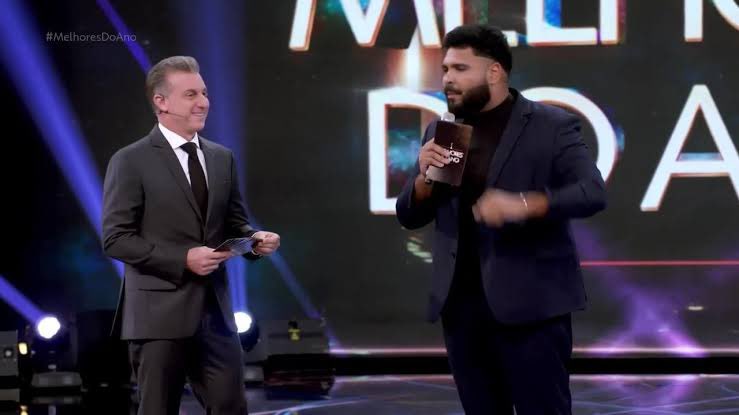 renatajbarreto's tweet photo. A festa dos “melhores do ano” da Globo é a cara da hipocrisia dos artistas que vivem de sinalização de virtudes. Riem da desgraça que ajudaram a construir e choram de emoção com discursos empáfios.Quanto tempo vai demorar para furar a bolha da realidade paralela do Projac? https://t.co/pKBznBH2I2