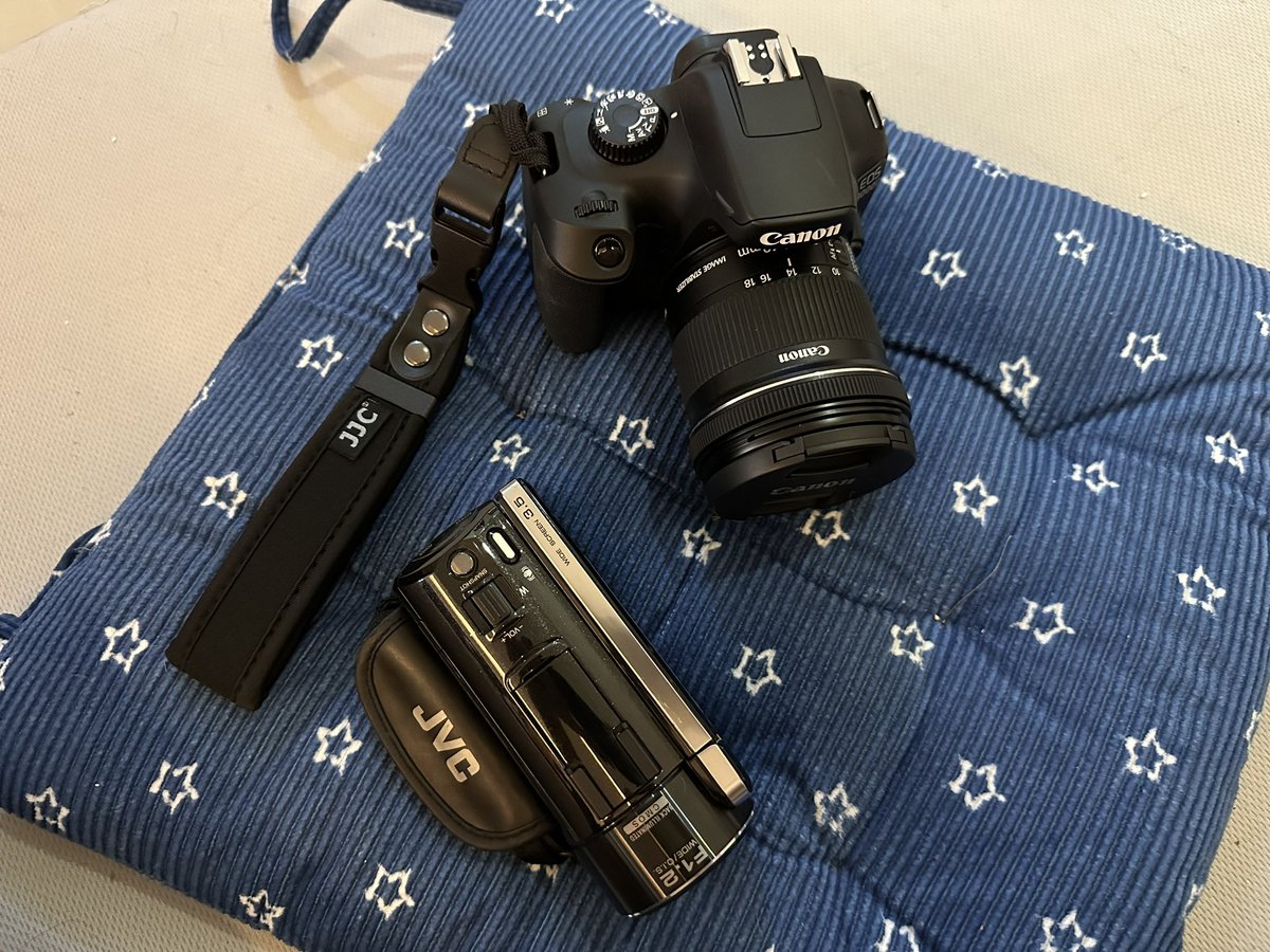 Victor930930's tweet photo. From 2 megapixel to 2010 megapixel 
#sony #CyberShot #panasonic #gf10 #Canon #casio #samsung #ex1 #zv1 #zr55 https://t.co/flwLLcP5Nj