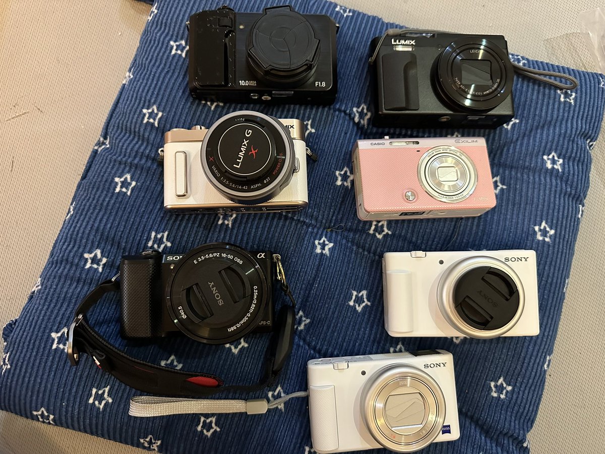 Victor930930's tweet photo. From 2 megapixel to 2010 megapixel 
#sony #CyberShot #panasonic #gf10 #Canon #casio #samsung #ex1 #zv1 #zr55 https://t.co/flwLLcP5Nj