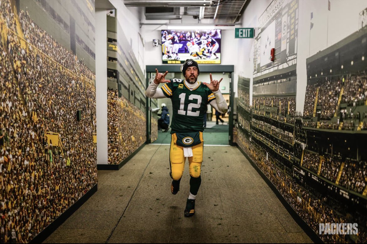 HoggNFL's tweet photo. Aaron Rodgers in his last 15 December games: 

🧀 103.7 passer rating
🧀 3,599 yards
🧀 36 total TDs
🧀 5 Ints
🧀 15-0 

#MrDecember | #GoPackGo https://t.co/DJZfqhwmcC