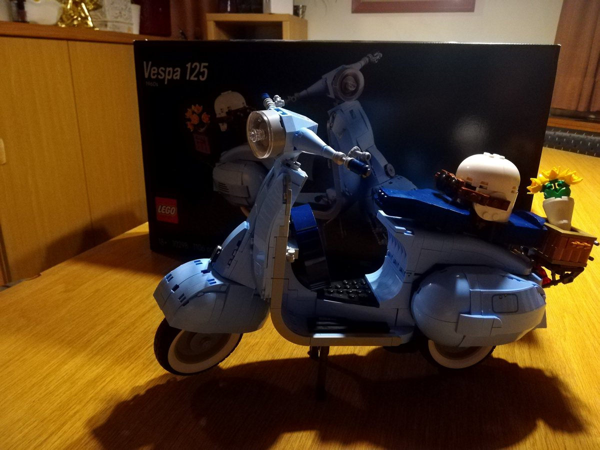 MrsKarin28's tweet photo. @varion Wir haben für die Schwiegermami eine Vespa gekauft und habe die ganz entspannt gestern zusammen aufgebaut, sie hat sich sehr drüber gefreut 😁 Lego geht einfach immer 😊 https://t.co/nC1eLhDqdv