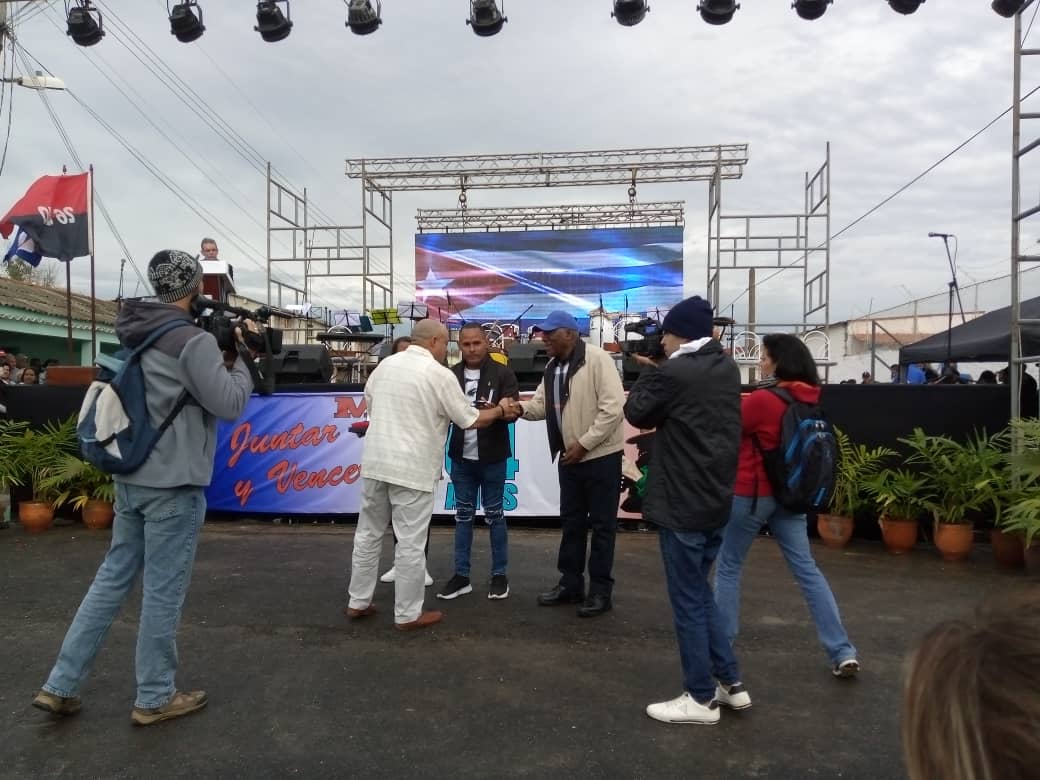 SalvadorValdesM's tweet photo. Acompañado por las autoridades de #Mayabeque y de #SurgideroDeBatabanó se realizó hoy el acto provincial por el 64 Aniversario del Triunfo de la #Revolución, donde se reconocieron las empresas y entidades más destacadas en las labores de recuperación en esa localidad. 
#Cuba https://t.co/rEMBMrxiCF