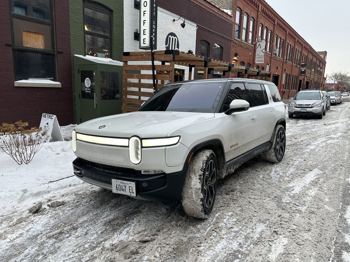jacecole's tweet photo. Full on @Rivian #urban #snowmode in the #R1S https://t.co/kqsuN4PdPo