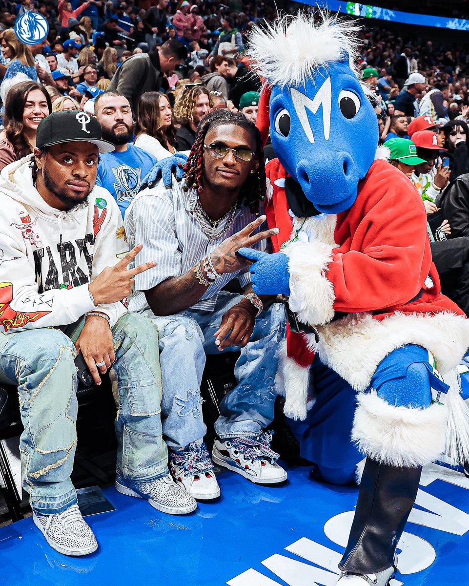 MavsOffCourt's tweet image. All we wanted for Christmas was a MAVS WIN 🙌🙌 #MFFL