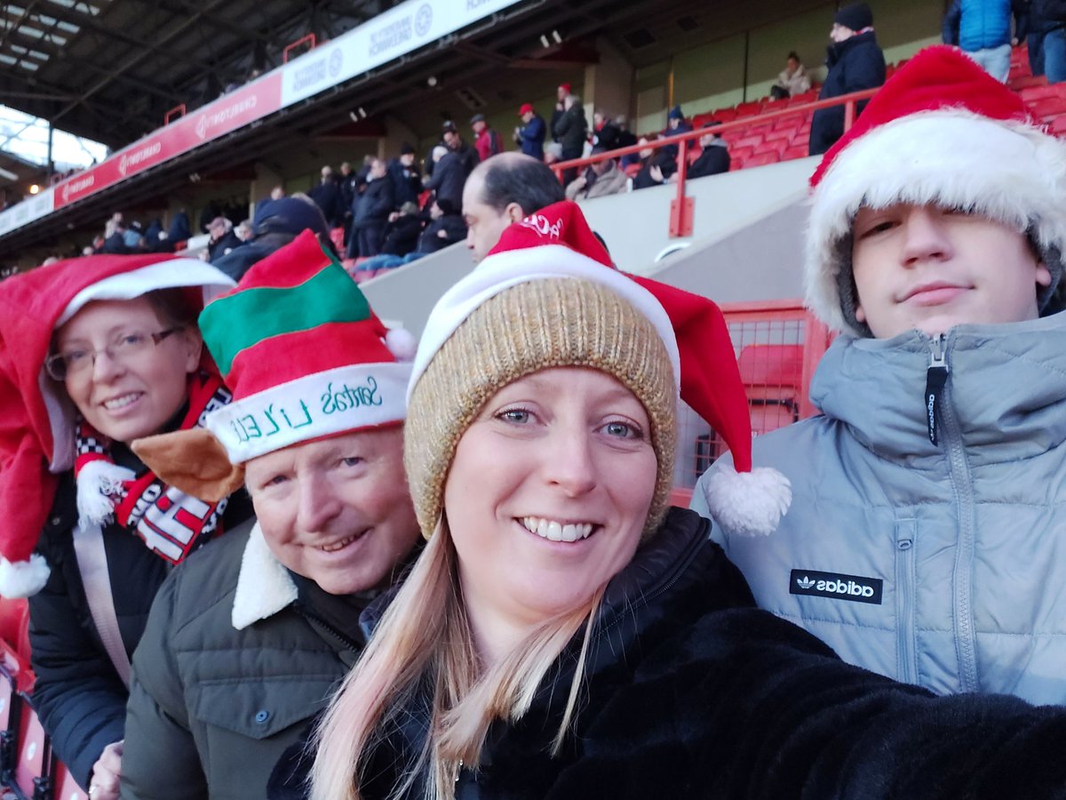Lauracafc's tweet photo. #cafc Boxing Day vibes! Come on you Reds. https://t.co/B02EWUQIJw