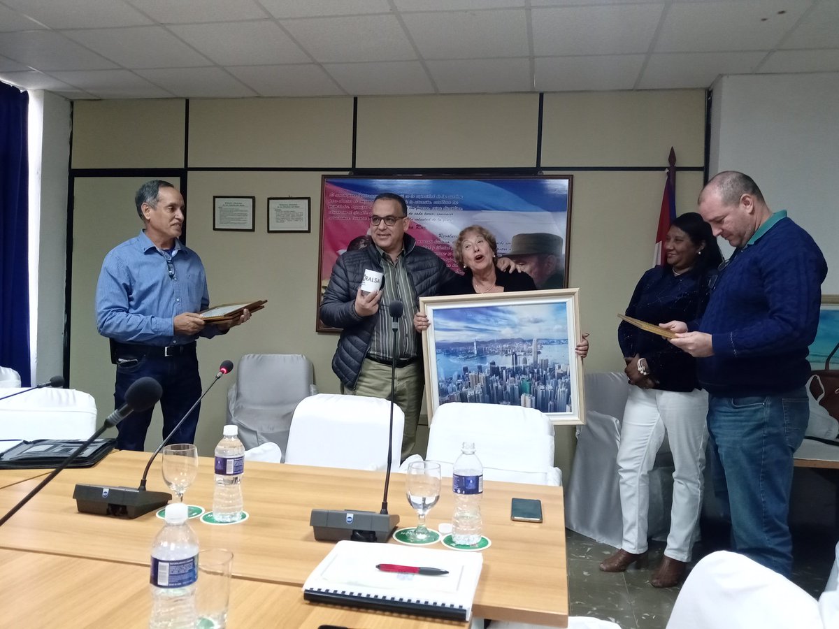 Natacha00958141's tweet photo. En el día de hoy @coralsacuba celebra su Asamblea de Afiliados y resultó marco propicio para reconocer a cinco trabajadores que ya se jubilan Yolanda, Gonzalo, Vivian, Martica y Nancy. Nuestro agradecimiento por su trabajo. @minalcuba @padron_arlen @apvsoft ,❤️🇨🇺 https://t.co/leXy9iRfmS