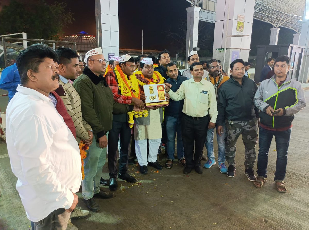 vijaykbandhu's tweet photo. #नागपुर महाराष्ट्र पहुंचने पर राष्ट्रीय उपाध्यक्ष NMOPS वितेश खांड़ेकर व डिफेंस संयोजक प्रेम सागर के नेतृत्व में साथियों ने अभिभूत कर देने वाला स्वागत किया।27 दिसंबर को नागपुर में पेंशन #संकल्प यात्रा होनी है पूरे महाराष्ट्र से शिक्षक कर्मचारी पहुंच रहे हैं।
@mieknathshinde https://t.co/wrFZWO8ll1