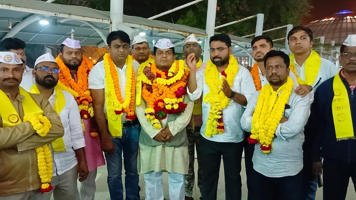 vijaykbandhu's tweet photo. #नागपुर महाराष्ट्र पहुंचने पर राष्ट्रीय उपाध्यक्ष NMOPS वितेश खांड़ेकर व डिफेंस संयोजक प्रेम सागर के नेतृत्व में साथियों ने अभिभूत कर देने वाला स्वागत किया।27 दिसंबर को नागपुर में पेंशन #संकल्प यात्रा होनी है पूरे महाराष्ट्र से शिक्षक कर्मचारी पहुंच रहे हैं।
@mieknathshinde https://t.co/wrFZWO8ll1