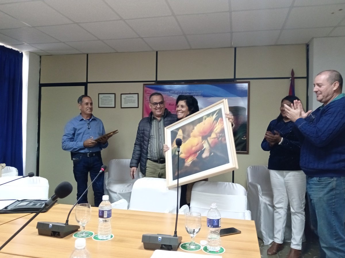 Natacha00958141's tweet photo. En el día de hoy @coralsacuba celebra su Asamblea de Afiliados y resultó marco propicio para reconocer a cinco trabajadores que ya se jubilan Yolanda, Gonzalo, Vivian, Martica y Nancy. Nuestro agradecimiento por su trabajo. @minalcuba @padron_arlen @apvsoft ,❤️🇨🇺 https://t.co/leXy9iRfmS