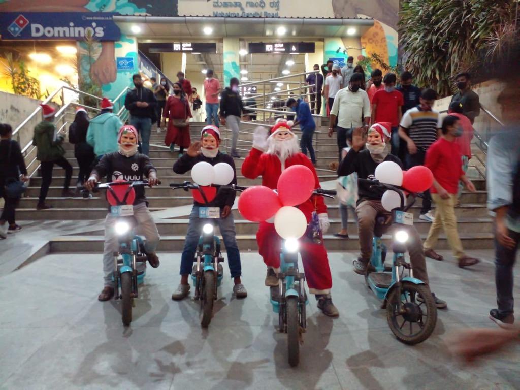 YuluBike's tweet photo. #Santa spreading the festive cheer on his green ride!

#ChristmasWithYulu #Yulu #FestiveSpecial #Christmas2022 https://t.co/PMuytxafVK